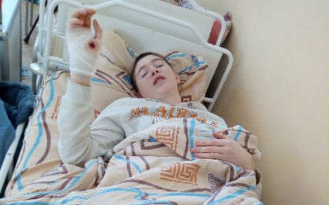 Горожанка: "Мужчина напал на врачей скорой, а потом ранил моего брата!"