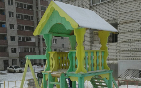 Площадка у новостроек на Юго-Западе становится непригодной для детей