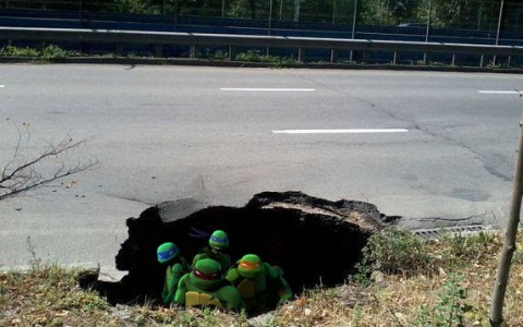 Коммунальщики должны ковровчанину 80 тысяч рублей за яму и разбитый автомобиль