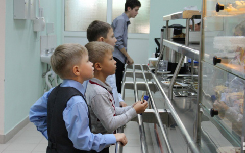 В школе в Радужном детей кормили из пластиковой посуды