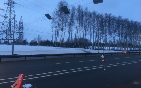 Во Владимире оборвавшиеся дорожные знаки повредили две машины