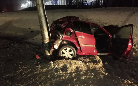 Во Владимире водитель на большой скорости влетел в столб