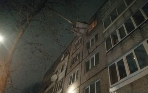 Во Владимире спасли бабушку, чуть не выпавшую из окна