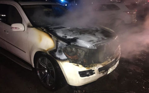 Во Владимире на парковке у "Киномакса" вспыхнул "Мерседес"