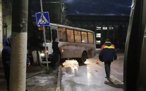В Александрове автобус с пассажирами влетел в дерево