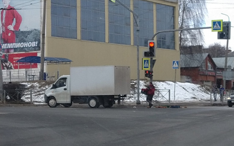 Во Владимире «Газель» на ходу потеряла ящики с черным хлебом