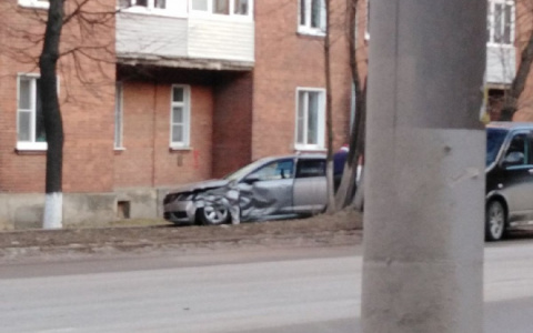 Во Владимире машина на полной скорости вылетела на тротуар