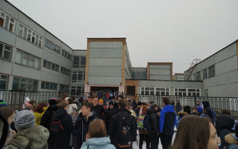 В Радужном экстренно эвакуировали школу