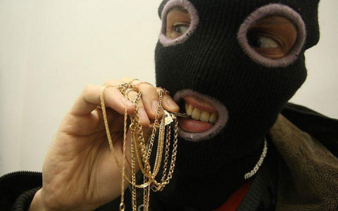 Уборщица из Коврова вынесла украшения из чужой квартиры на 86 тысяч рублей