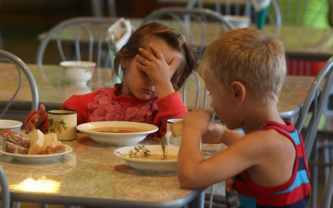 В детских садиках Александровского района кормят просрочкой