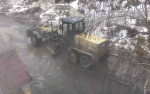 Во Владимире дорогу "ремонтируют", сдирая остатки асфальта