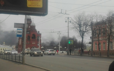 Над центром Владимира навис густой черный дым