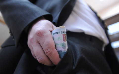 В Лакинске директор салона сотовой связи забирал деньги за телефоны к себе в карман