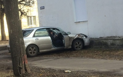 Во Владимире иномарка влетела в дом