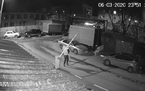 В Добром два дикаря сломали шлагбаум