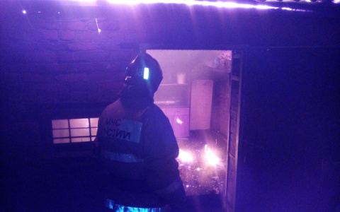 В Камешково из-за детской шалости сгорел большой дом