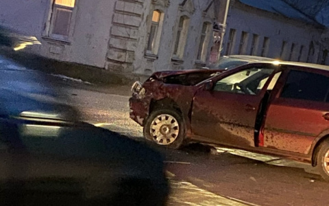 В Гусь-Хрустальном две машины столкнулись лоб в лоб