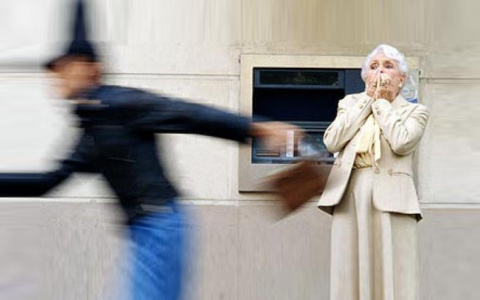 Во Владимире молодой парень грабил старушек на улице