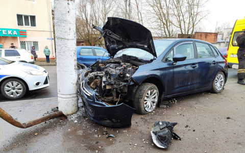 Во Владимире водитель умер за рулем и вылетел на автобусную остановку