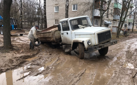 В Коврове грузовик чуть не утонул в грязи