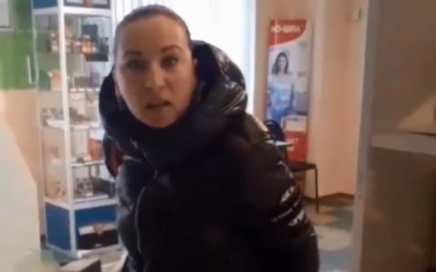 Неадекватная женщина набросилась на фармацевта