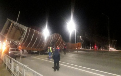 Во Владимирской области грузовик снес надземный переход