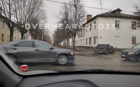 Во Владимире иномарка влетела в стену жилого дома