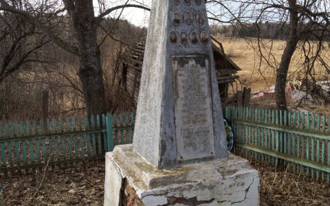 В Кольчугинском районе памятник погибшим воинам разваливается на части