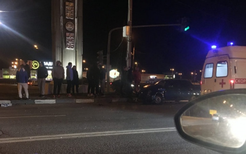 В жестком ДТП около Глобуса пострадал мужчина