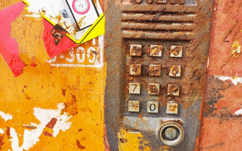 Во Владимире неизвестные измазали домофоны фекалиями