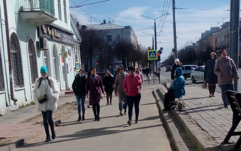 Самоизоляция? Во Владимире на улицах полно народу.