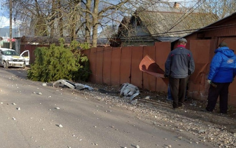 В Петушинском районе водитель такси протаранил столб