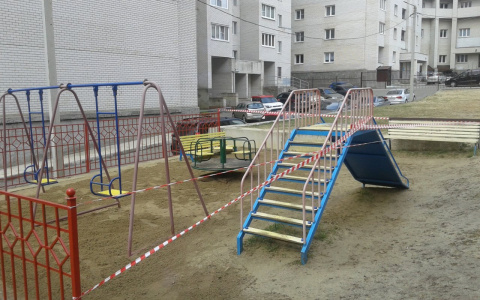 Во Владимире детские площадки огораживают сигнальными лентами