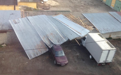 Ураган во Владимире срывал крыши с домов и ломал деревья