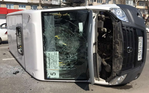 Во Владимире перевернулась маршрутка с людьми