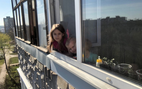 Владимирские дети самоизолируются на балконах