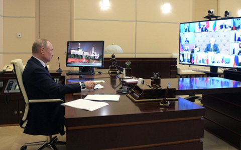 Владимир Путин строго спросит с региональных властей по выплатам медикам