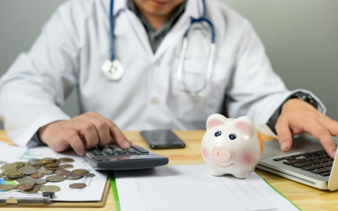 Медики и водители скорой помощи получили доплаты на 145,6 млн рублей