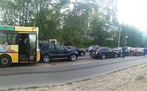 В центре Владимира автобус с пассажирами спровоцировал массовое ДТП