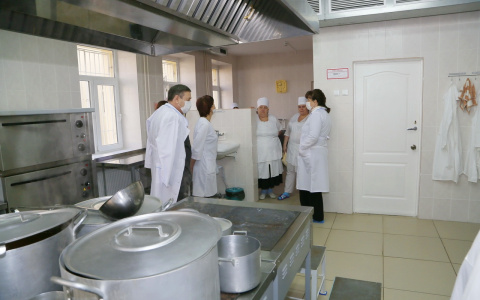 Получат ли "путинские" выплаты буфетчицы и уборщицы инфекционных больниц?