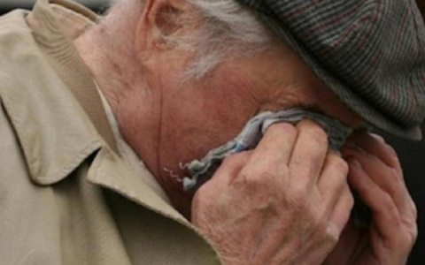 Слепой пенсионер из Владимира вынужден просить хлеб на улице