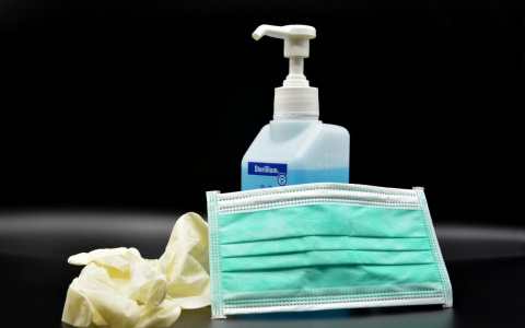 Врачи заявили о негативных последствиях ношения перчаток и масок