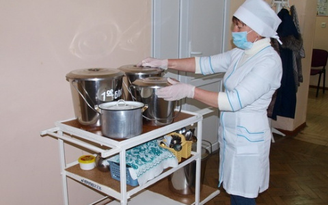 Уборщицам и буфетчицам больниц доплатят за работу с больными коронавирусом