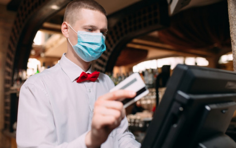Официанты в ресторанах и кафе будут встречать гостей в масках