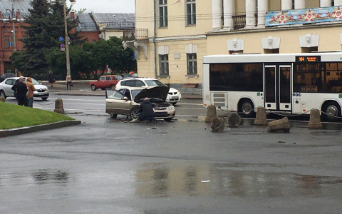 На Соборной площади автомобиль снес бетонные столбики
