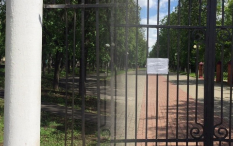 Жители Владимира погнули металлический забор, чтобы гулять в парке
