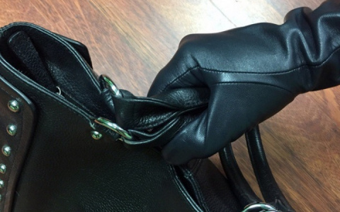 Житель Радужного украл женскую сумку и требовал вознаграждения за пропавшие вещи