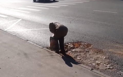 Бабушка из Владимира ремонтирует городские дороги кирпичами