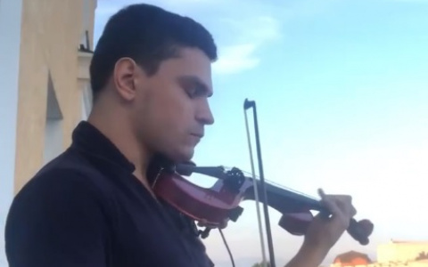 Владимирский скрипач дает концерты на балконе