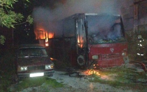 Ночью во Владимире вспыхнул автобус